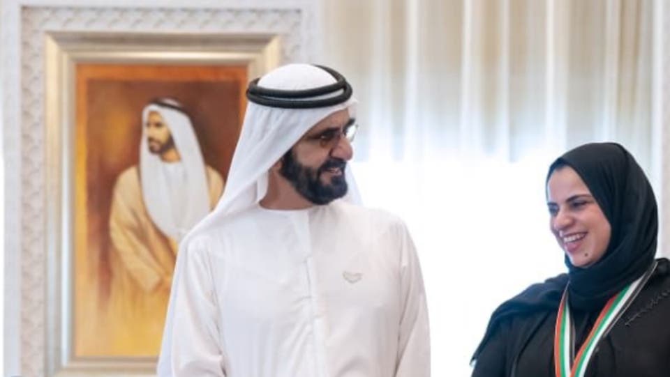 أخيراً وجدها.. محمد بن راشد يكرم "المعلمة الإيجابية"
