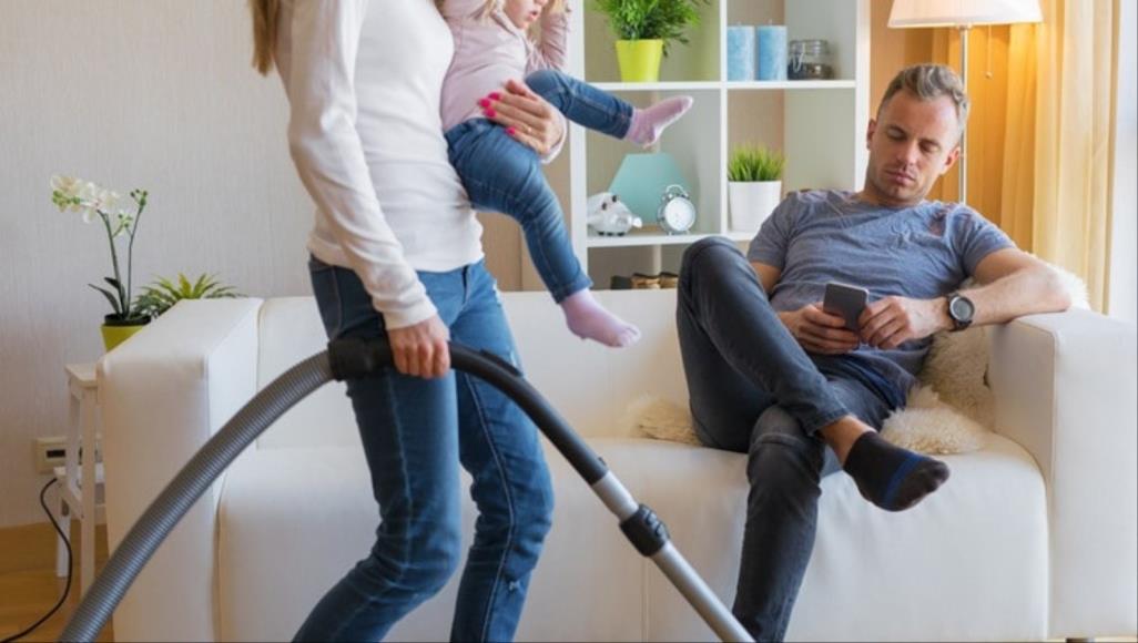 الرجل طفل كبير.. الأزواج أكثر إرهاقا للمرأة من الأبناء
