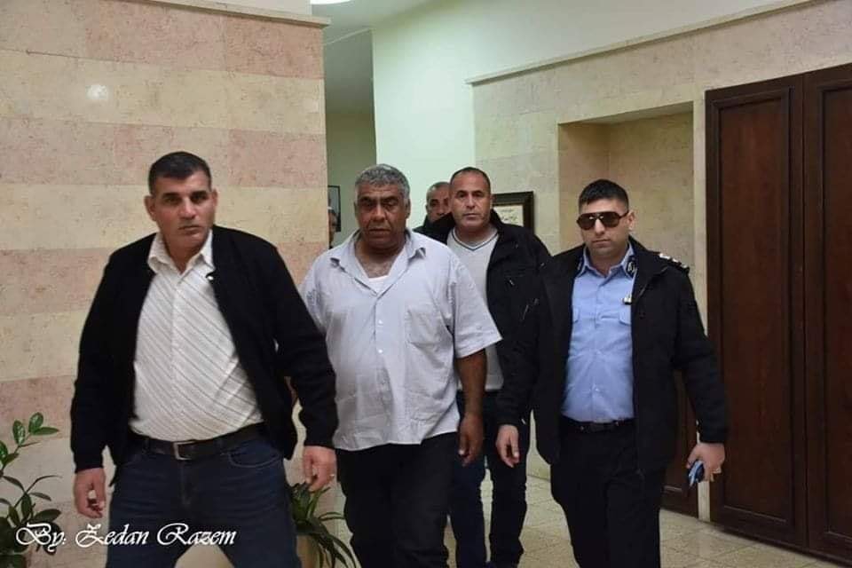 والد طفل أريحا "المختفي" تتسلمه الشرطة.. وسط دعوات لانزال أقصى عقوبة بحقه
