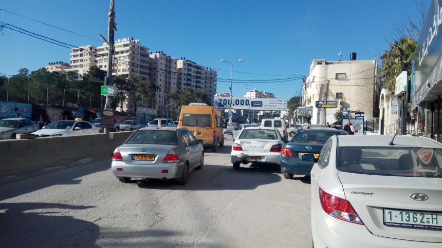 أخيرا.. بدء العمل في مشروع تأهيل شارع قلنديا الرئيسي
