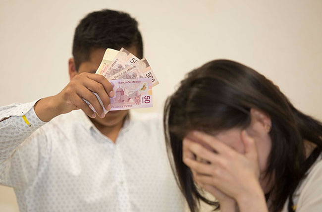 الإساءة المالية.. سلاح صامت لإيذاء الزوجات

