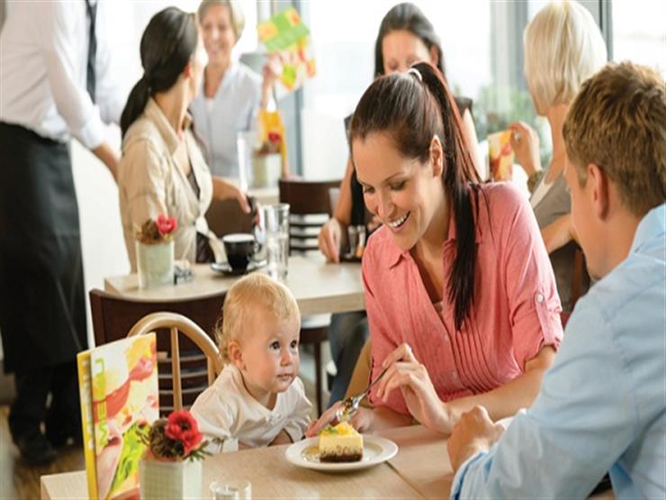 عندما يحرجكِ طفلكِ أمام الناس.. كيف تتداركين الموقف؟
