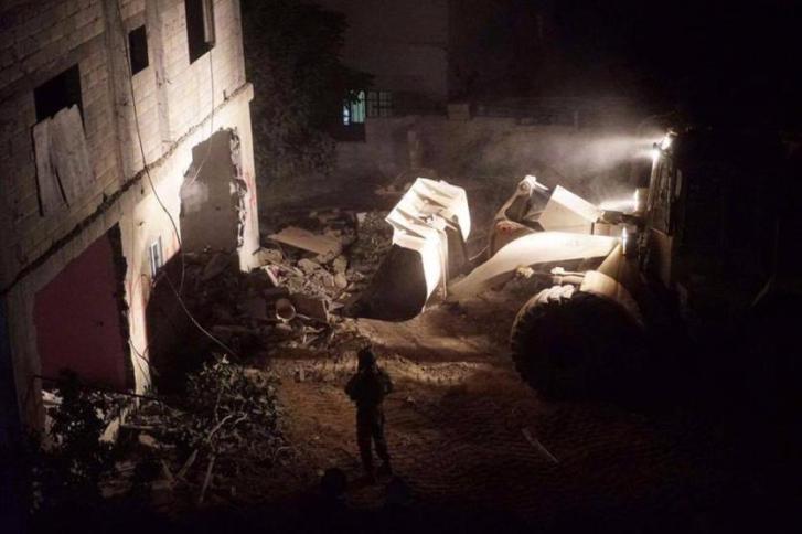وسط إشتباكات مسلحة.. هدم منزل الاسير القنبع للمرة الثانية في جنين
