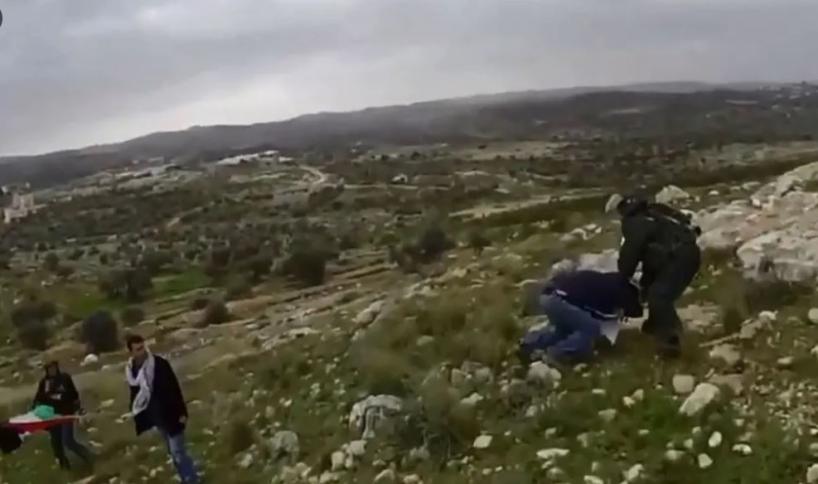 فيديو: هآرتس: جنود إسرائيليون قدموا شهادة كاذبة ضد فلسطيني لاعتقاله
