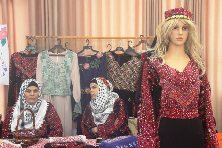 افتتاح بازار في دورا لدعم ذوي الاعاقة
