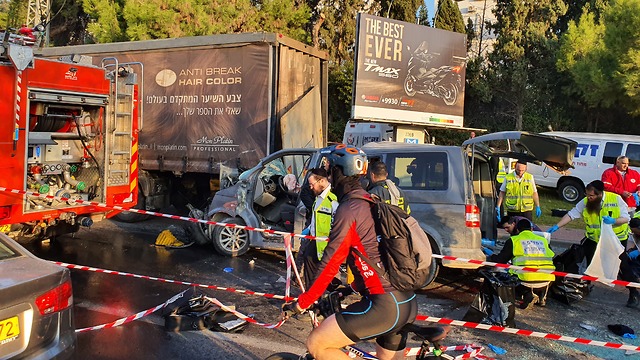 صور| مصرع عاملين وإصابة 7 آخرين جراء حادث سير بالداخل
