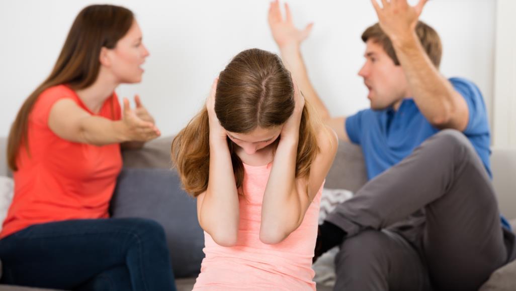 لن تصبح صديقة مقربة لها.. نصائح لعلاقة هادئة بين زوجة الأب والابنة
