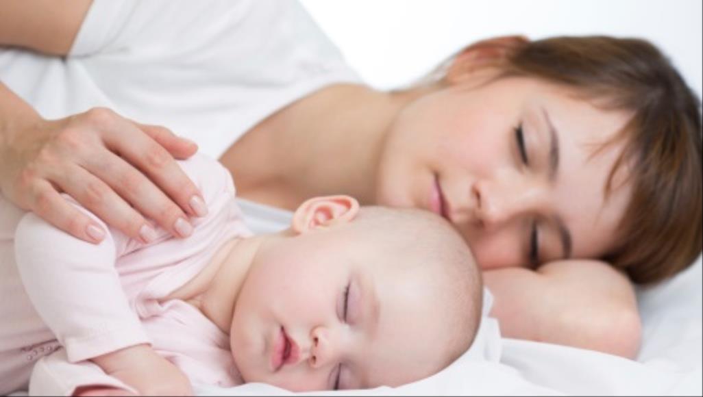 اكسبي ابنك دون أن تخسري زوجك.. فوائد النوم بجانب طفلك
