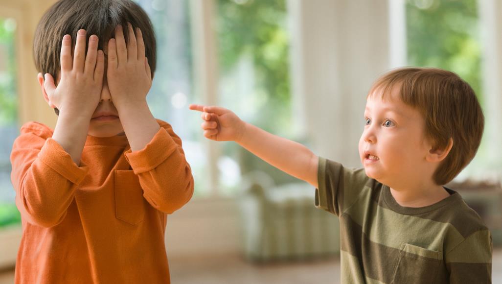 كيف تمنعين طفلك من ضرب الأطفال الآخرين؟
