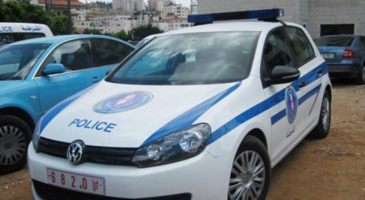الشرطة تنقذ فتاة من الموت بعد ان أغمى عليها داخل مركبتها
