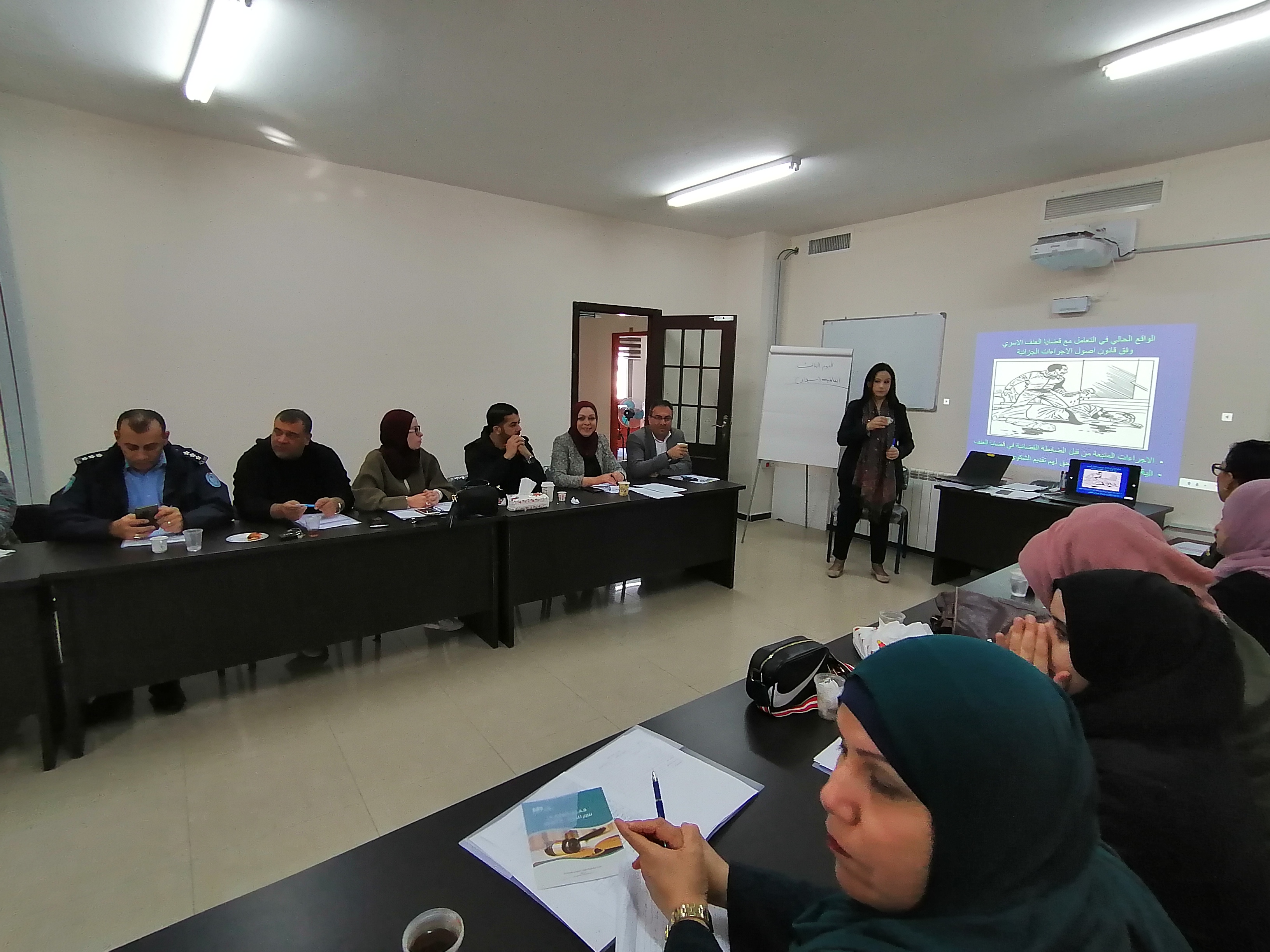 مركز المرأة للإرشاد ووزارة الداخلية يختتمان دورة تدريبية
