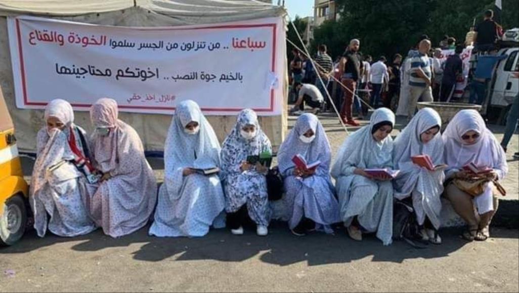 كسرت الحواجز وضمدت الجراح.. المرأة العراقية سيدة ساحة التحرير
