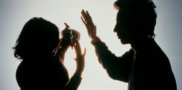 اعتداء خطير على سيدة.. شقيق زوجها شق وجهها "بمشرط" امام محكمة طوباس
