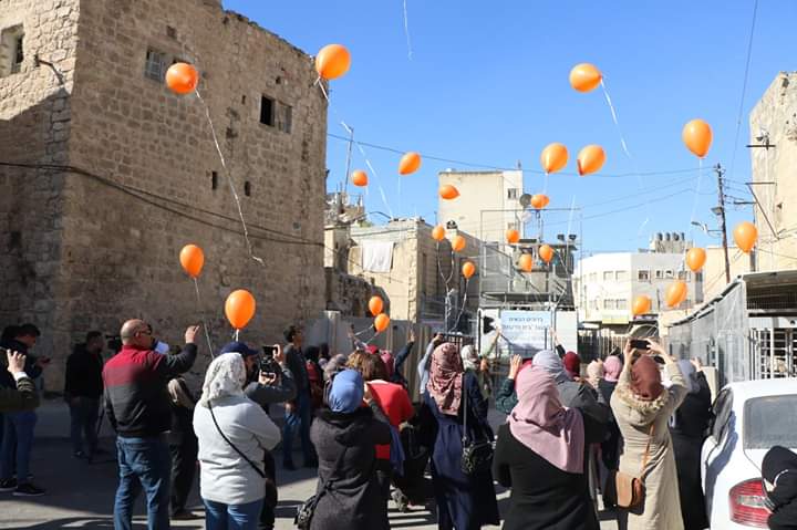 بالصور| مؤسسة أكشن إيد-تطلق البالونات الاحتجاجية على الحواجز الإسرائيلية في الخليل
