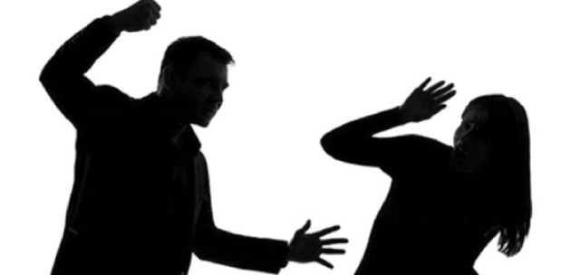 “تحملت عشان الولاد”.. أبو عكليك تروي حكاية عنف أسري انتهى بفقء عينيها
