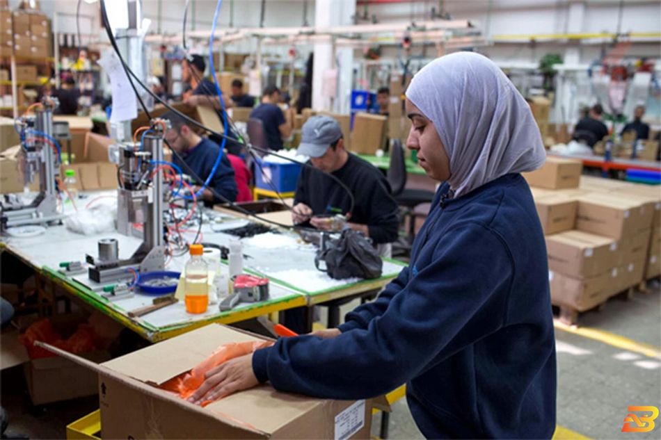      وزير العمل : 1800 امرأة تعمل في المستوطنات
