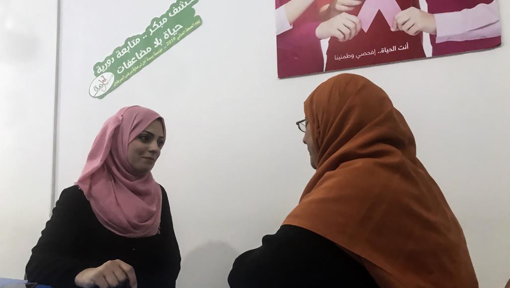 رحلة علاج شاقة.. فلسطينية أسيرة ألمَين السرطان وهجران الزوج
