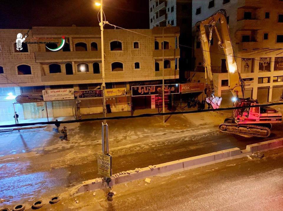 صور | الاحتلال يهدم منزل عائلة الشهيد علي خليفة بمخيم قلنديا
