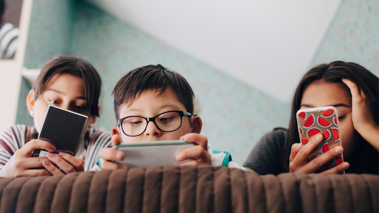 الفطام الإلكتروني.. متى يجب أن يتوقف طفلك عن استخدام الشاشات؟
