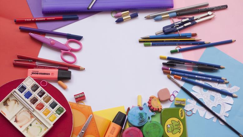 على الأمهات اختيارها بعناية.. القرطاسية الملونة بهجة التلاميذ
