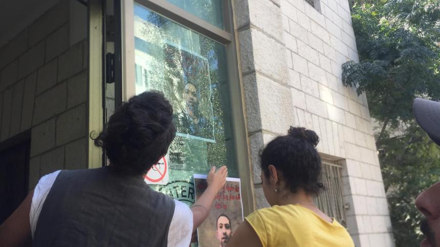 ناشطات يبدأن اعتصامًا داخل الصليب الأحمر بالبيرة
