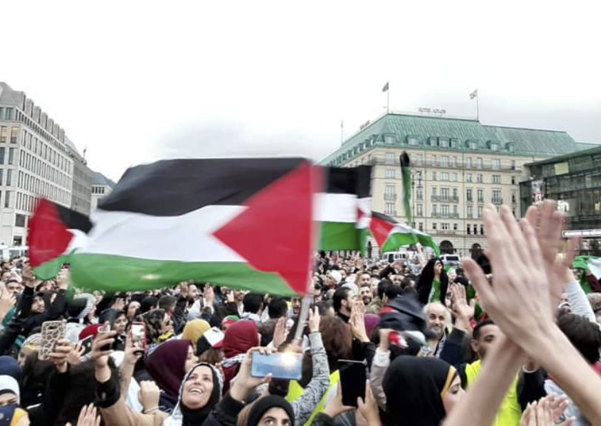 صور | وقفة أمام "بوابة برلين" رفضًا للاحتلال الإسرائيلي
