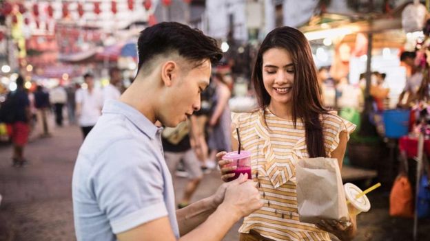 هل توجد صداقة بين رجل وامرأة بلا انجذاب جنسي؟
