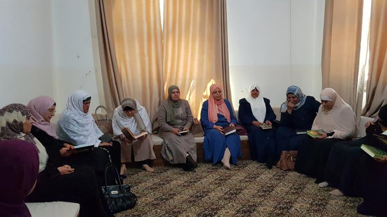 مسنات فلسطينيات على عتبات المساجد يحفظن القرآن ويجودنه
