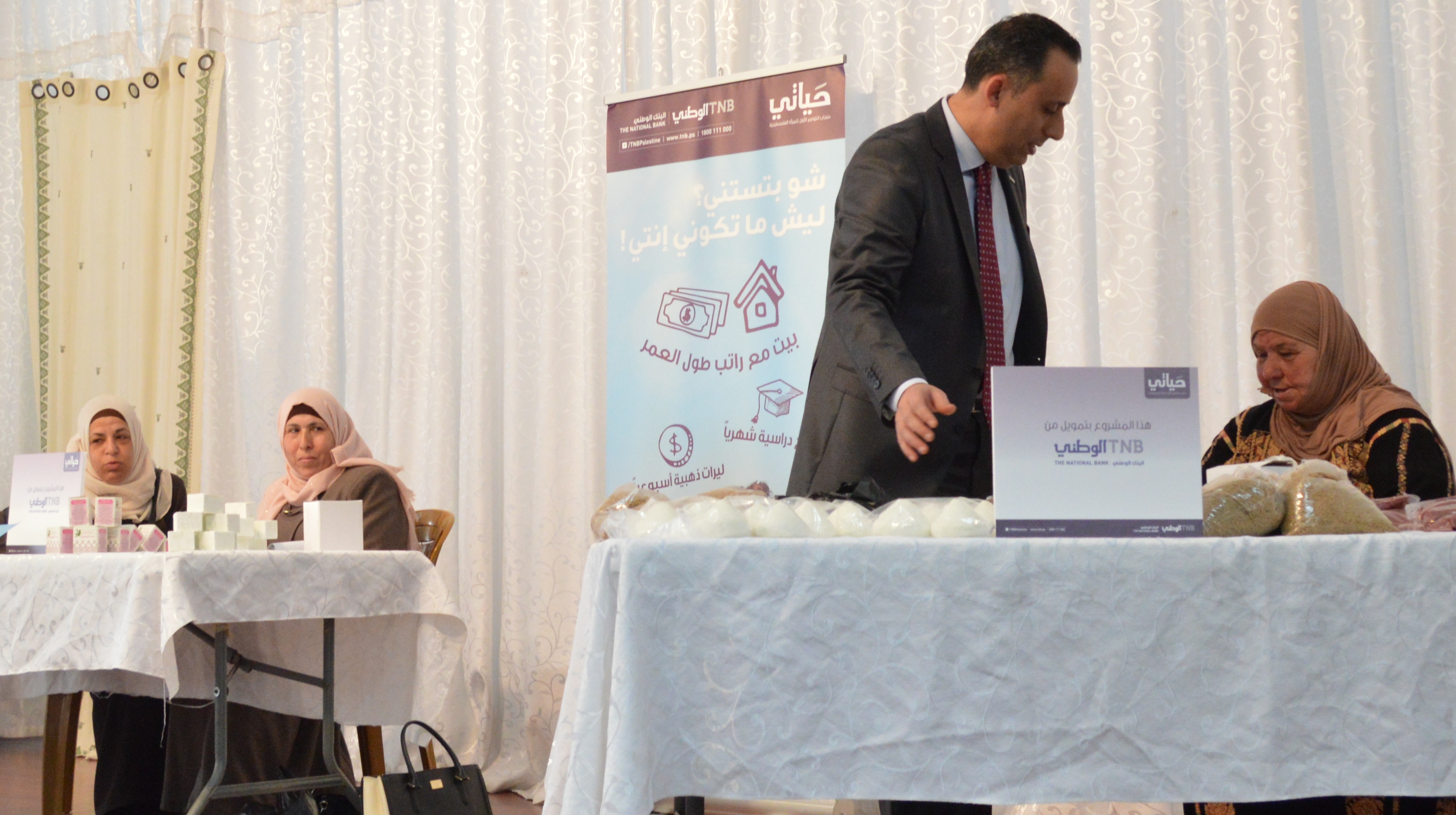 البنك الوطني يرعى البازار النسوي الذي تنظمه مؤسسة شباب البيرة

