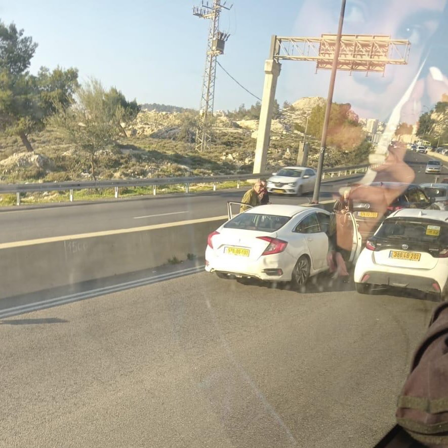 الاحتلال يطلق النار على 3 شبان قرب حاجز الزعيم العسكري شرق القدس

