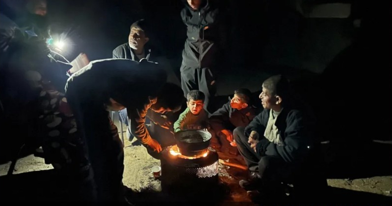 الفلسطينيون في رفح يستعدون لنزوح جديد.. إلى أين الوجهة؟
