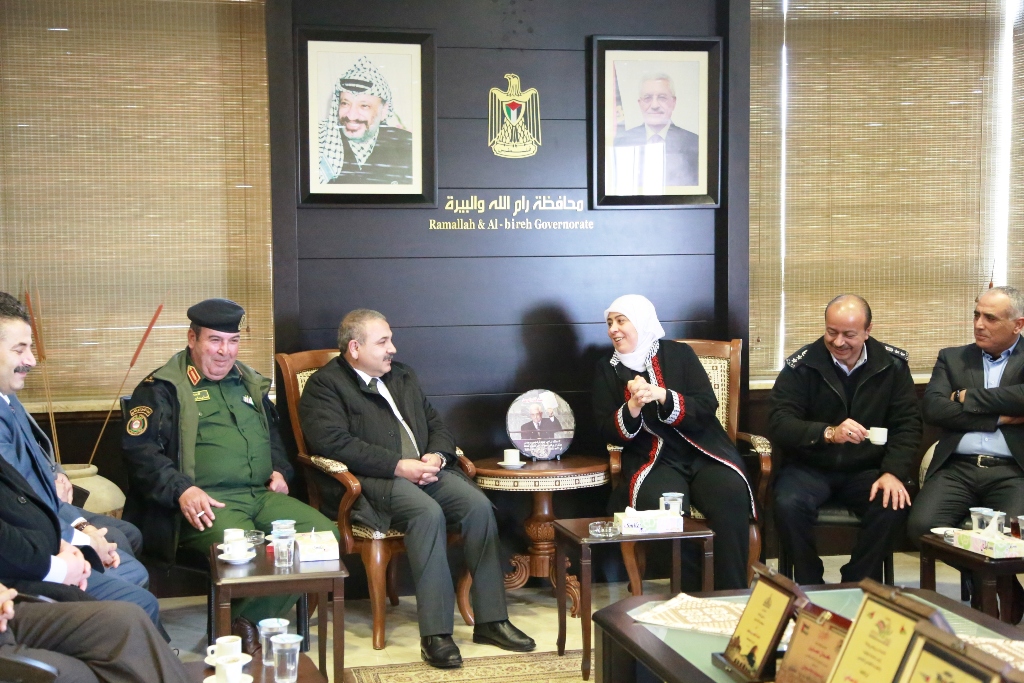 غنام والهيئة الأمنية ومؤسسات المحافظة يكرمون مدير التربية السابق 