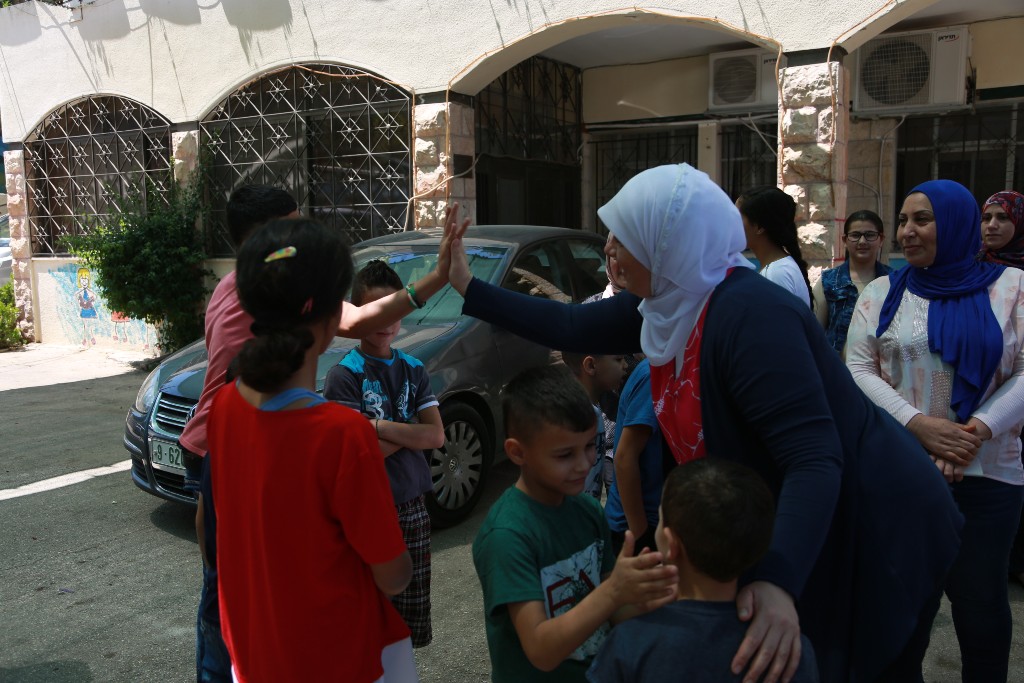 غنام تقدم 10 آلاف شيقل تبرعا لأطفال قرية SOS من فاعل خير