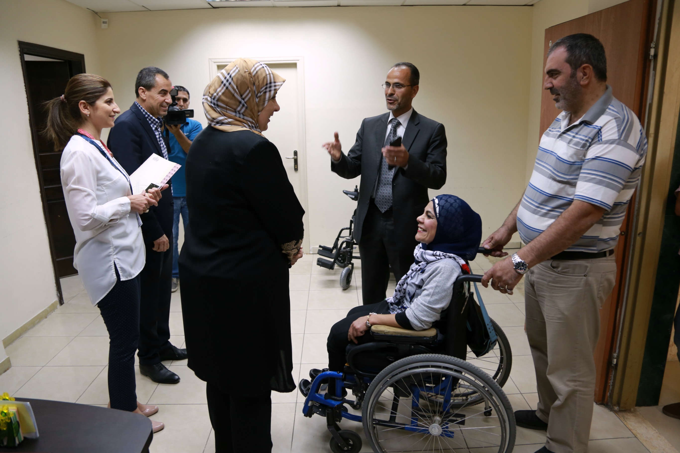 "غنام وفاتن " يؤمنون مقعد كهربائي لمواطنة تحدت اعاقتها بالإبداع
