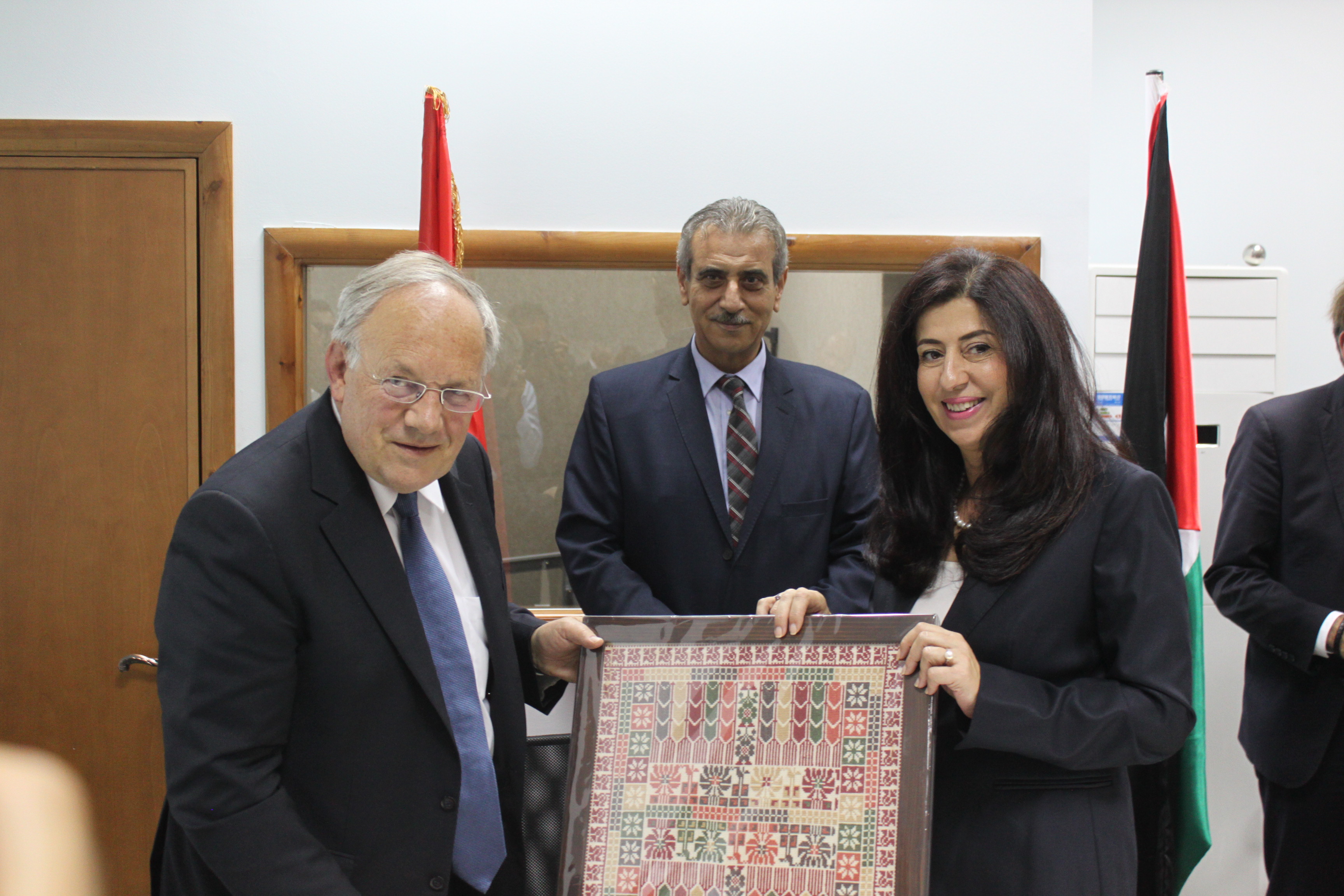 وزيرا الاقتصاد الوطني والسويسري يبحثان سبل تطوير وتنمية الاقتصاد الفلسطيني
