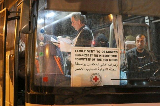 أهالي أسرى غزة يزورون أبناءهم في "رامون"

