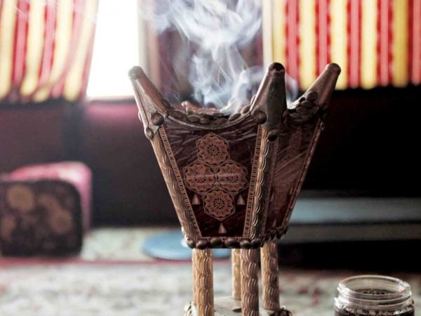 هل رائحة البخور تُفطر في رمضان؟