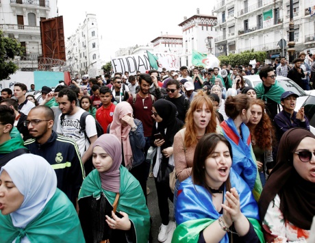 آلاف الطلبة يتظاهرون في الجزائر في يومهم الوطني