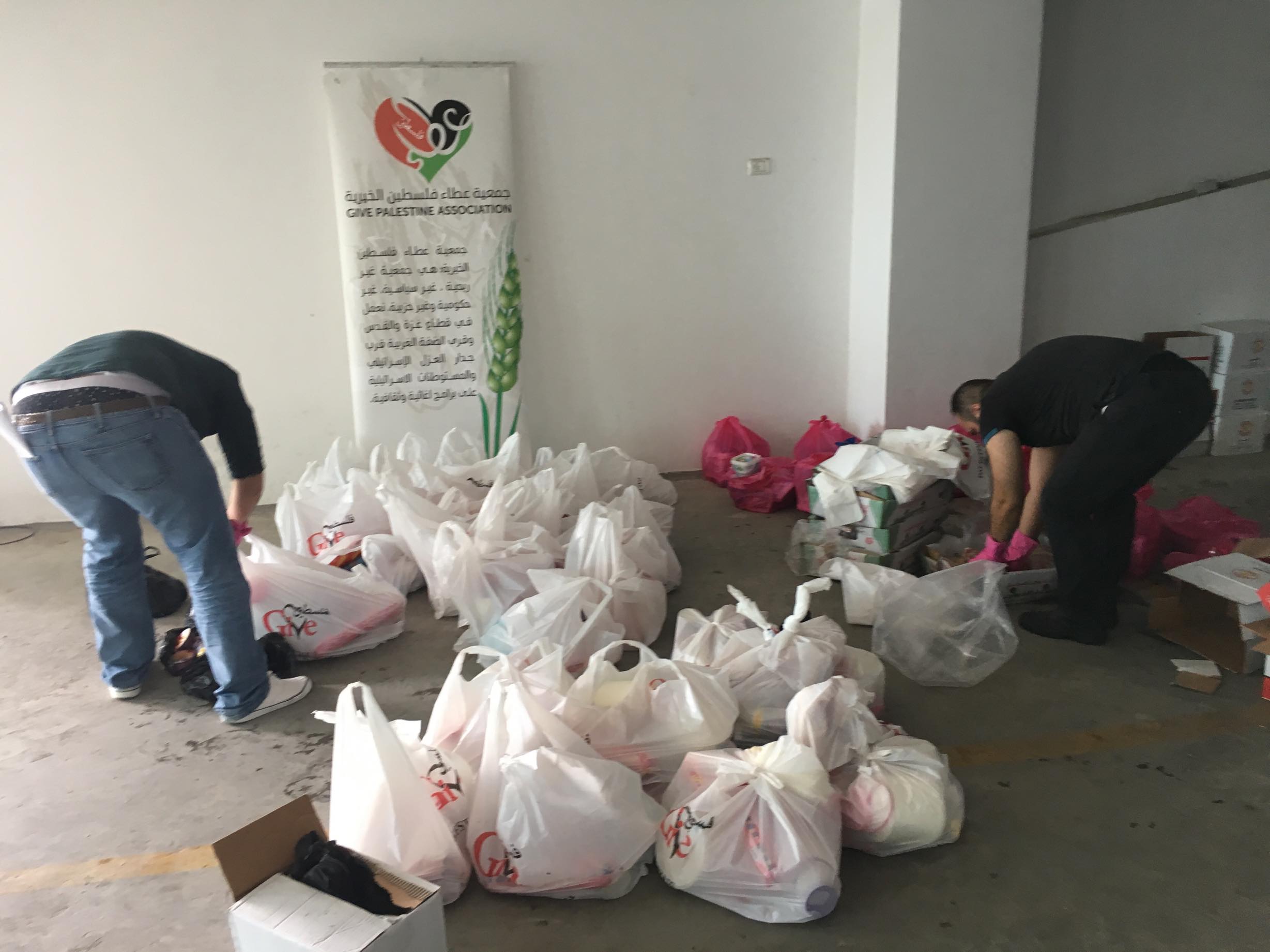 جمعية عطاء فلسطين الخيرية توزع عدداً من السلال الغذائية على الأسر العفيفة في قطاع غزة بدعم من بنك فلسطين