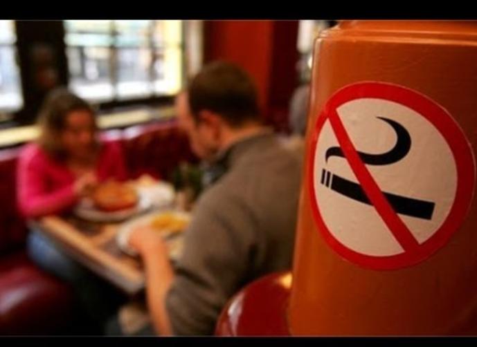 نقيب الأطباء يطالب بسنّ قوانين لمنع التدخين بالأماكن العامة