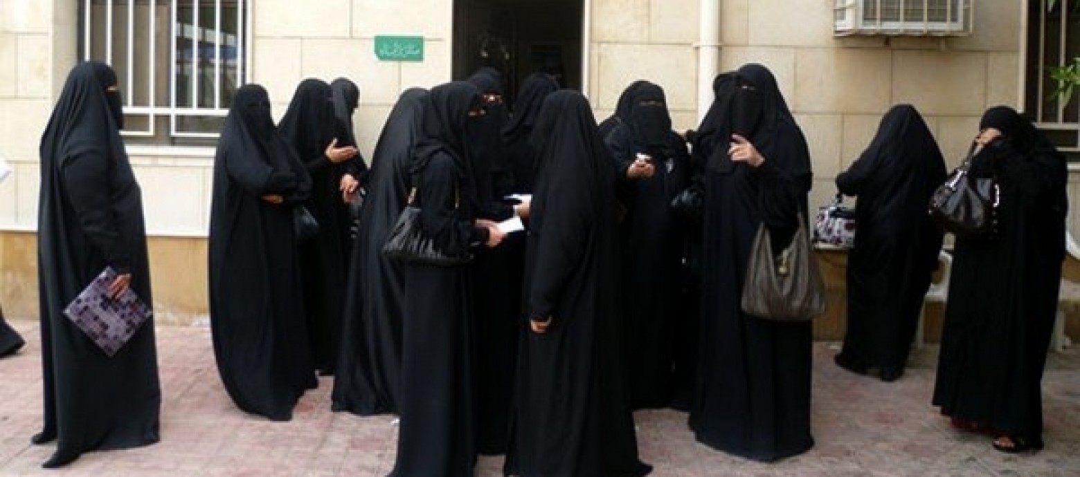 ضجة كبيرة.. حارسات أمن جامعة سعودية يعرقلن انقاذ طالبة بحجة وجود رجال بين المسعفين !
