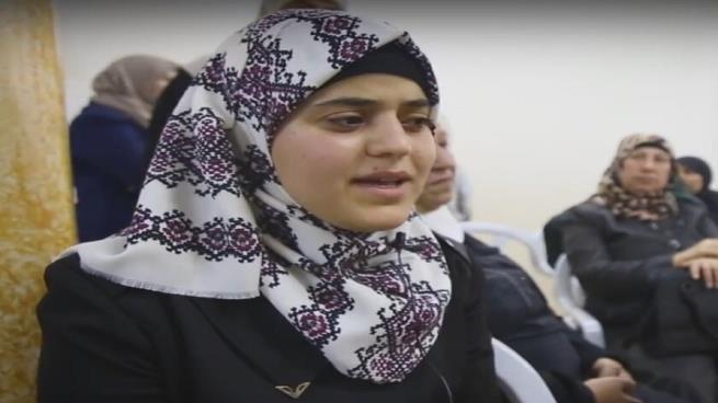 إيمان أبو صبيح .. قصة شابة مقدسية ما زال الاحتلال ينكل بها !
