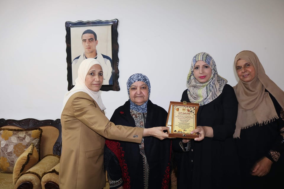 وزيرة المرأة.. تزور خنساء فلسطين وتبارك بالمولود المحرر
