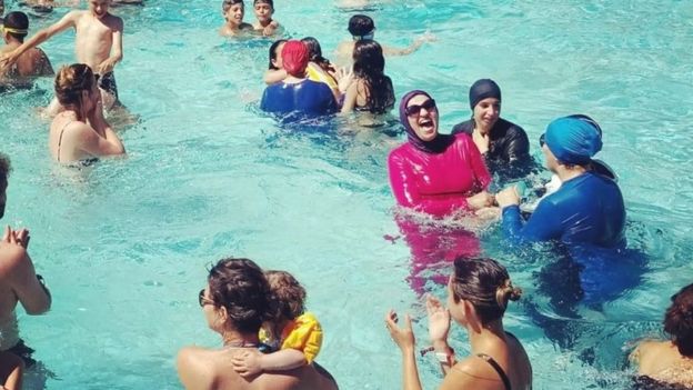 نساء مسلمات يتحدين حظر البوركيني في حمام سباحة بفرنسا
