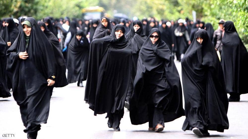 "قرار صادم" بحق المرأة الإيرانية.. والأطفال يدفعون الثمن
