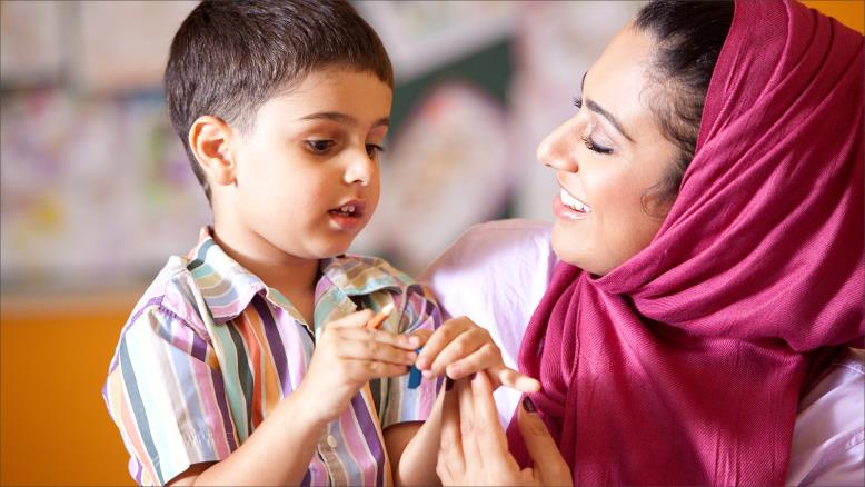 التواصل البصري مع الطفل.. مهارات لعلاقات صحية وسليمة