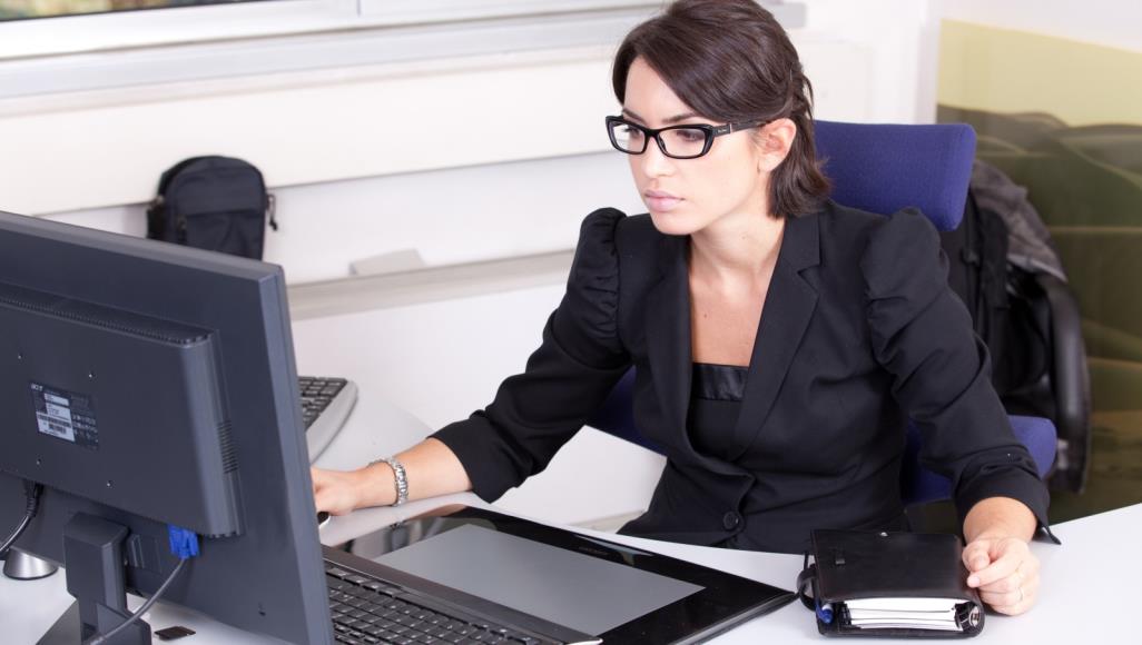 كيف تؤثر درجة الحرارة في فضاء العمل على الحس الإبداعي للمرأة؟

