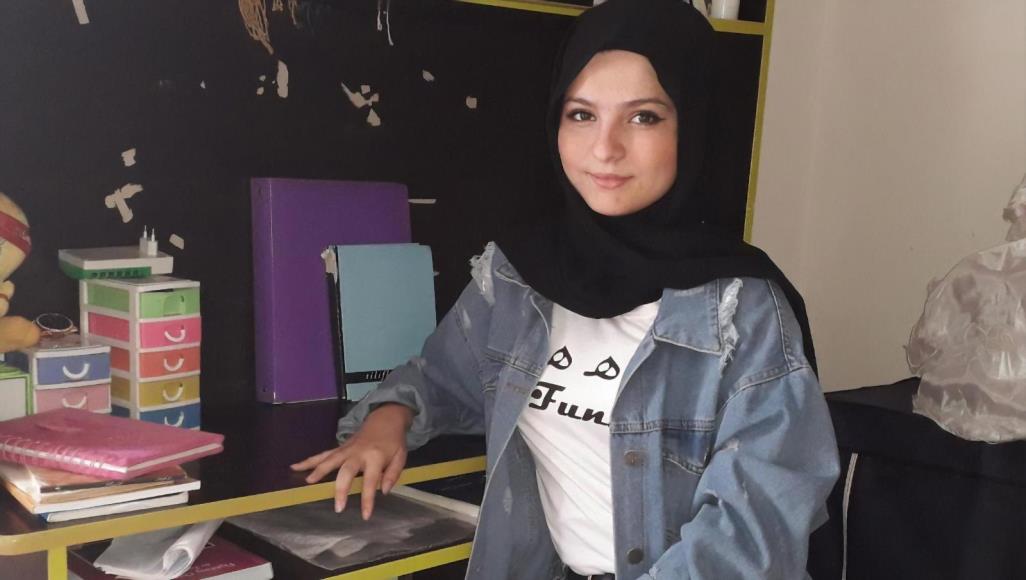 الحب في عين الحلوة.. لاجئة فلسطينية تترجم واقع المراهقات إلى قصص !

