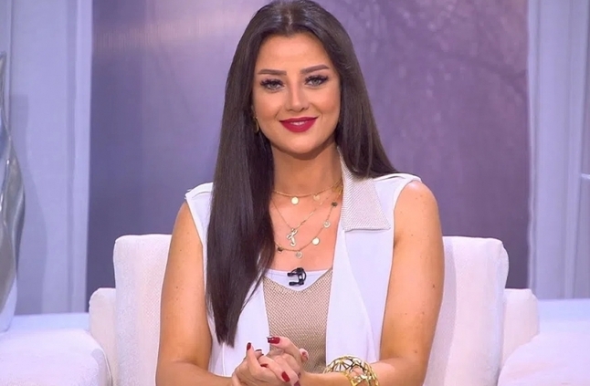 عقب رسالتها لـ"المحجبات".. إحالة مذيعة مصرية إلى التحقيق
