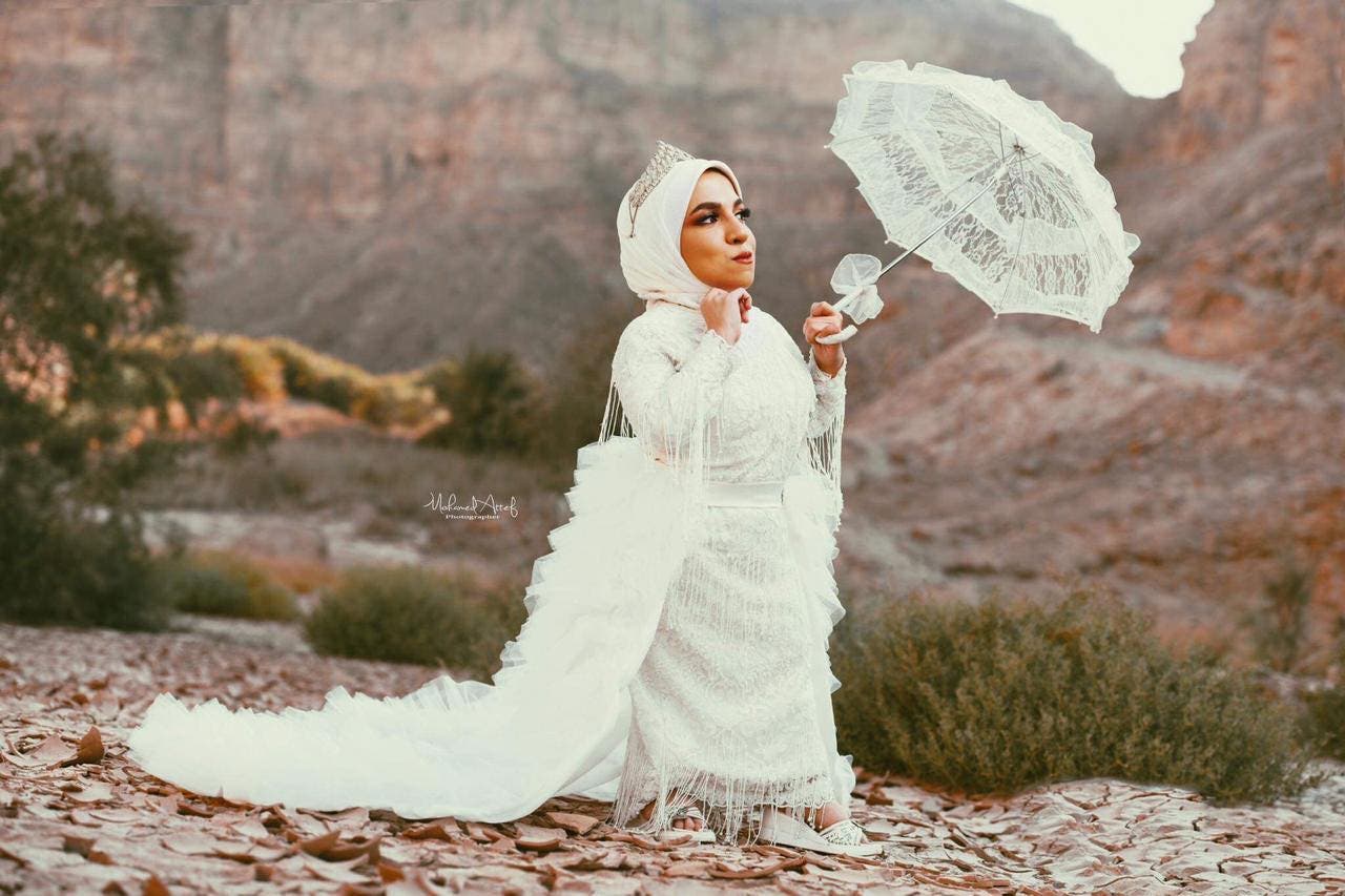 بالصور.. أول عارضة أزياء مصرية قصيرة القامة تعرض تصاميمها
